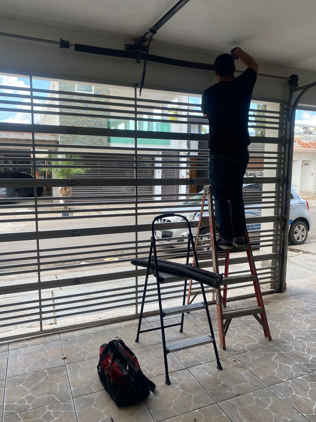 Atención técnica a portón de herrería con motor superior