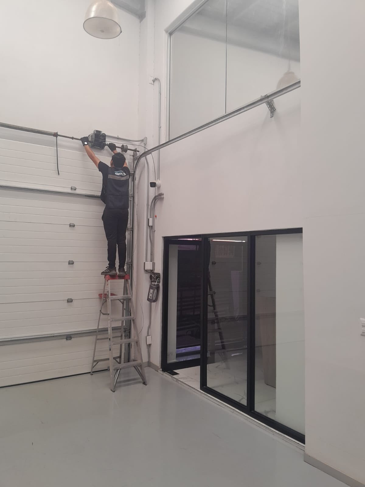 Instalación de sistema en portón seccional